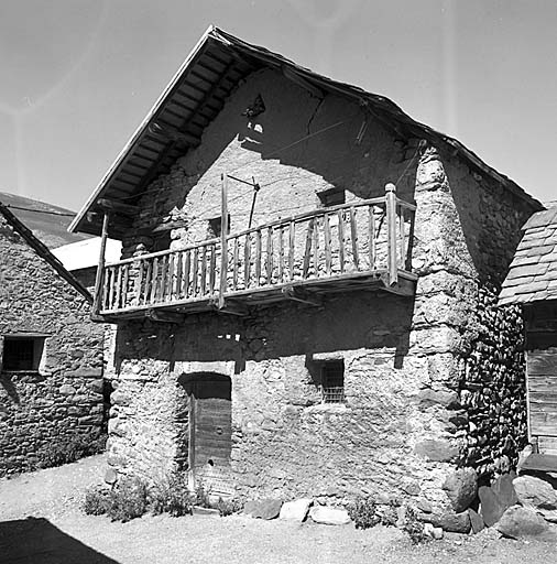 Le Chazelet. Maison. Façade.