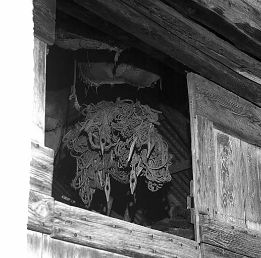 Filets à trousses de foin rangés et suspendus dans la grange.