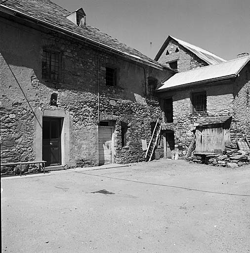 Le Chazelet. Parcelles 135 et 136. Chambre attenante à la maison qu'elle dessert et construite perpendiculairement à elle.