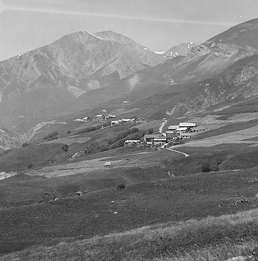Le Rivet. Vue d'ensemble prise du sud du chemin menant du Chazelet à la Chalp. ; Le Rivet. Vue d'ensemble prise de l'est.