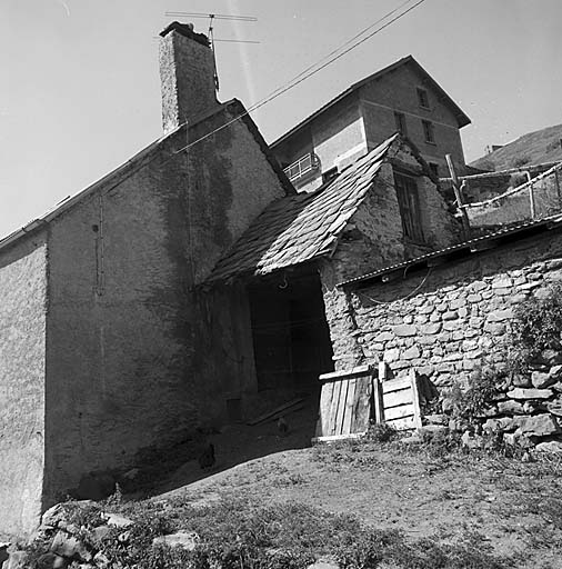 Le Chazelet. La porte de la grange est protégée par un auvent.