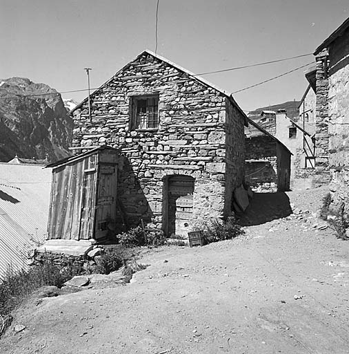 Parcelle 152. Pignon est. Noter l'utilisation du schiste dans la construction. Dans la cabane en bois, les lieux d'aisances.
