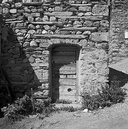 Parcelle 152. La porte est couverte d'un arc surbaissé en moellons de tuf, identique à celui de la maison d'habitation dont la chambre dépend (parcelle 117).