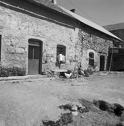 Les Terrasses. Parcelle 117. Façade sud. Noter les arcs surbaissés en tuf des baies du logis.