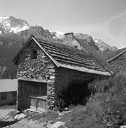 Fonction non identifiée. Grange isolée en chambre ménagère ? Toit d'ardoise sur chaume.