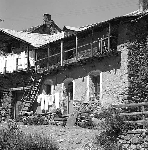 Façade sud d'une maison aux Terrasses. Les chambranles des ouvertures du rez-de-chaussée sont peints en blanc.