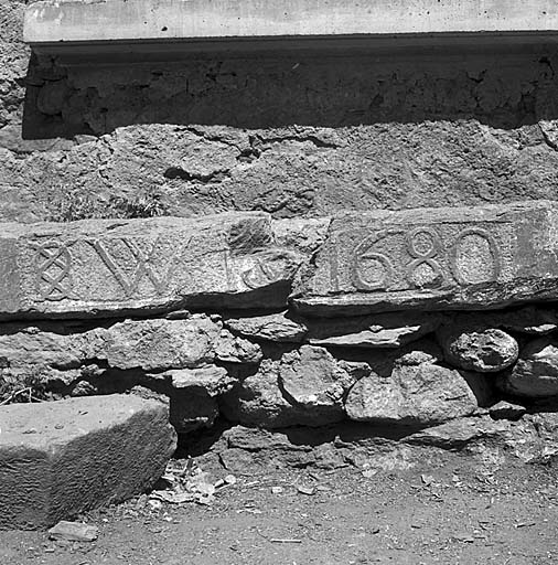 Parcelle 93. Inscription remployée dans le soubassement. Il s'agit peut-être d'un ancien linteau.