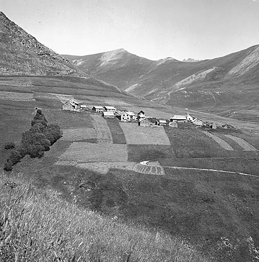 Le Rivet du Pied. Vue prise de l'ouest. Le hameau, habité de façon temporaire, est entouré de champs cultivés.
