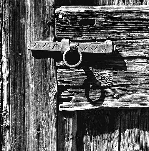 Parcelle 384. Le loquet de la porte.