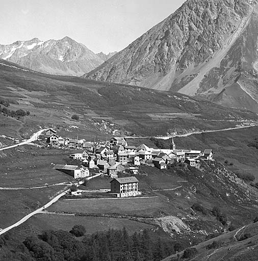 Vue prise du sud-ouest (Clot-Raffin). Noter les constructions neuves à la périphérie du village. ; Le Chazelet. Vue prise du sud-ouest (Clot-Raffin). Noter les constructions neuves à la périphérie du village
