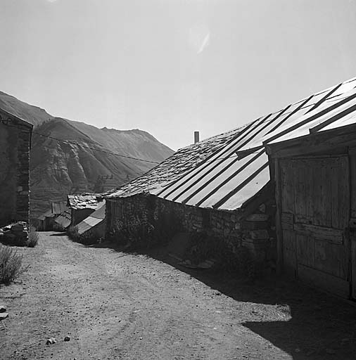 Vue prise de l'est vers l'ouest. Les façades des maisons situées au nord du chemin font face aux entrées de grange de celles situées au sud.