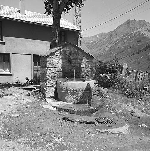 Vue générale. Le bac serait constitué par d'anciens fonts baptismaux (information orale). ; La Grave. Ventelon. Fontaine située au sud-est du village, non loin de la chapelle. Le bac serait constitué par d'anciens fonts baptismaux (information orale).