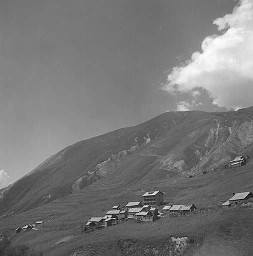 Pramailler. Vue prise de l'est. Au-dessus, la Saulce.