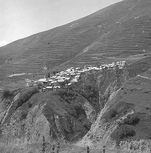 Les Hyères. Vue prise de l'est. Noter la situation sur un à pic rocheux et l'aménagement des pentes en terrasses.