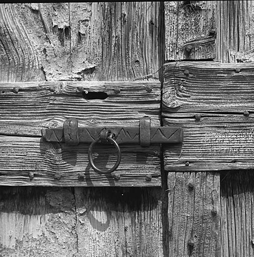 Pramailler. Le loquet de la porte de la grange.
