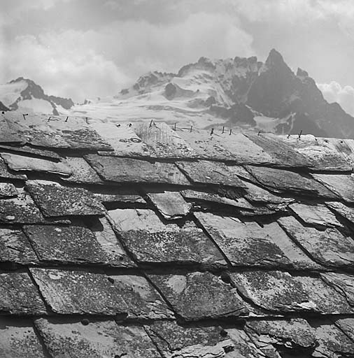 Pramailler. Toit d'ardoise et chaume. Détail.