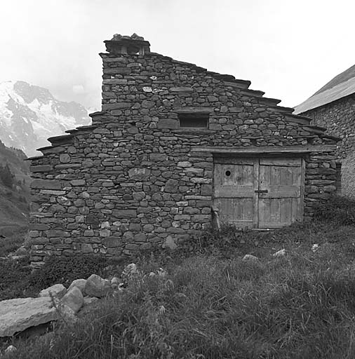 Pramailler, parcelle 735. Pignon nord-est. Noter la façon dont la souche de la cheminée est intégrée à l'ensemble du mur.