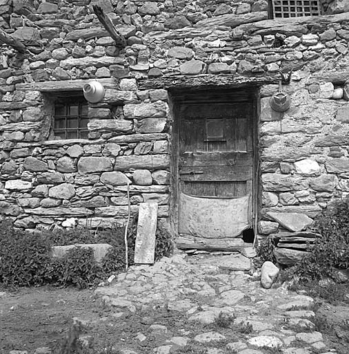 Parcelle 375. La porte d'entrée. Le seuil est pavé.