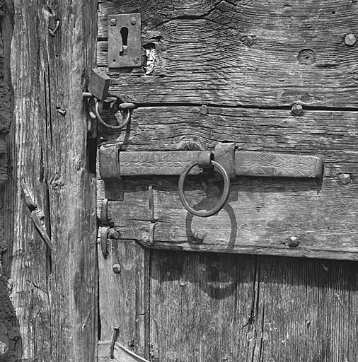 Parcelle 375. Le loquet de la porte.