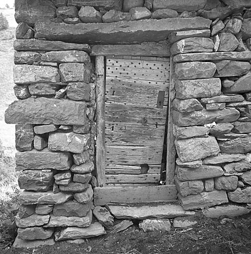 Valfroide. Parcelle 775. La porte d'entrée, au nord, fait face à la maison d'habitation.