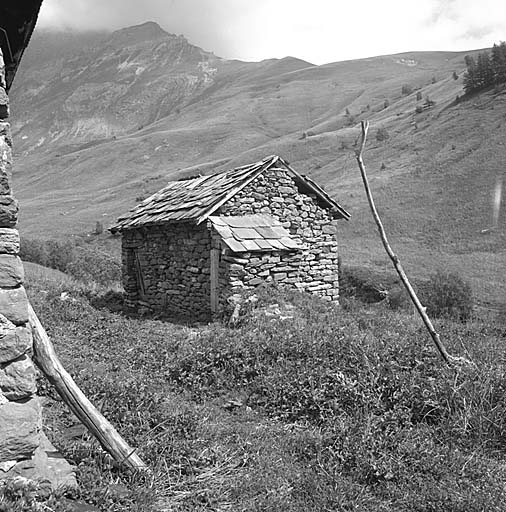 Valfroide. Parcelle 775. Vue prise du nord-ouest. Petite chambre de village saisonnier.