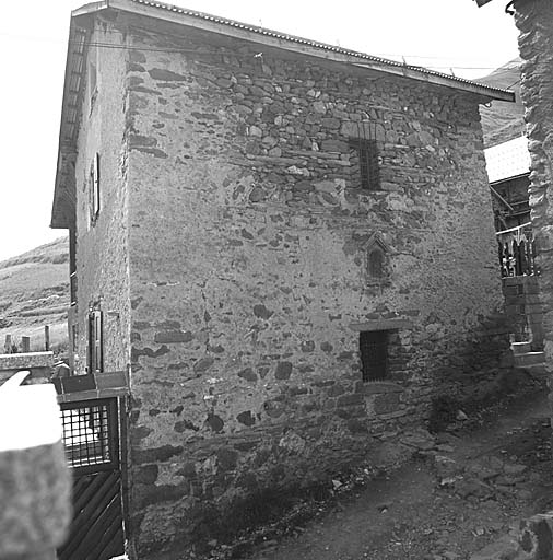 Les Hyères. Parcelle 502. Ancienne "chambre" transformée à une date ancienne en maison d'habitation. ; Façade de chambre ménagère (aux Hyères) avec niche en tuf pour abriter une statue, nombreuses inscriptions (1665, 1683, etc.) et deux types très différents de fenêtres grillagées. Celle du deuxième étage était surmontée de fleurs de lys.