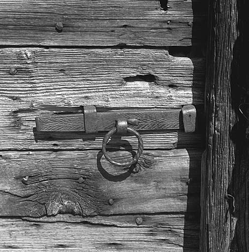 Le loquet de la porte.