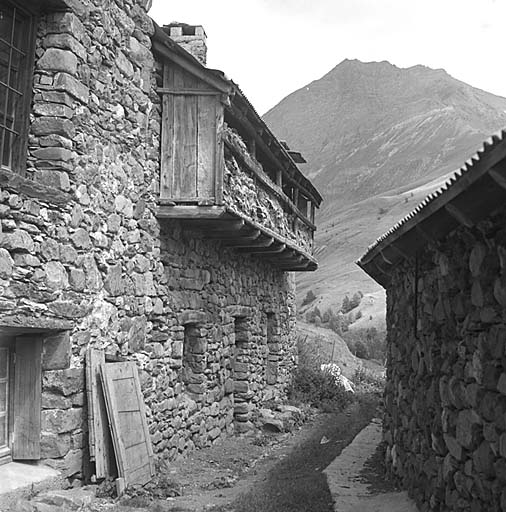 Parcelle 461. Noter le balcon sur lequel sèchent les blettes de fumier de mouton.