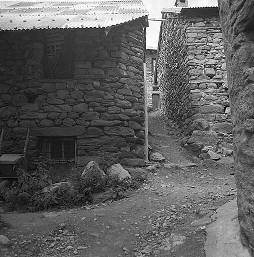 Les Hyères. Ruelle à l'intérieur du village. Noter l'angle abattu de la maison gauche.