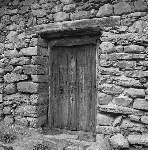 Les Hyères. Porte de cave.