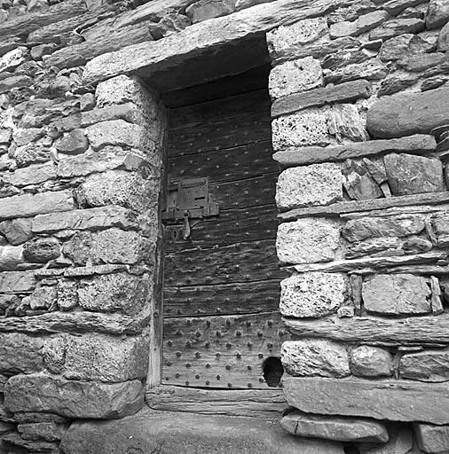Porte de chambre ménagère aux Hyères. Les blocs de tuf alternent avec des plaques de schiste (à la base) et de granit (partie supérieure). Noter le double linteau de pierre.