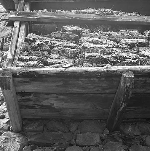 Les Hyères. Maison 461. Balcon avec "blettes" de fumier de mouton. Détail.
