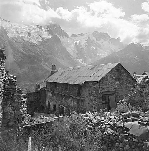 Les Hyères. Maison 425-426. Vue d'ensemble prise du nord-est.