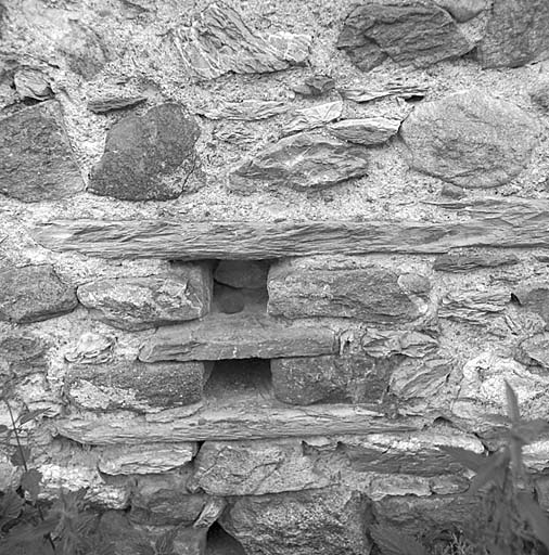 Parcelle 425. On attachait dans ce trou la corde des ânes.