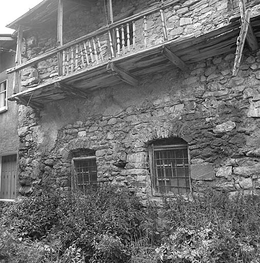 Les Hyères. Balcon avec balustres en bois tourné sur le pignon sud. Noter les arcs segmentés en tuf au-dessus des fenêtres.