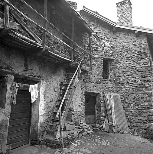 Les Hyères. Maison 496-497. Façade principale. Vue prise du sud.