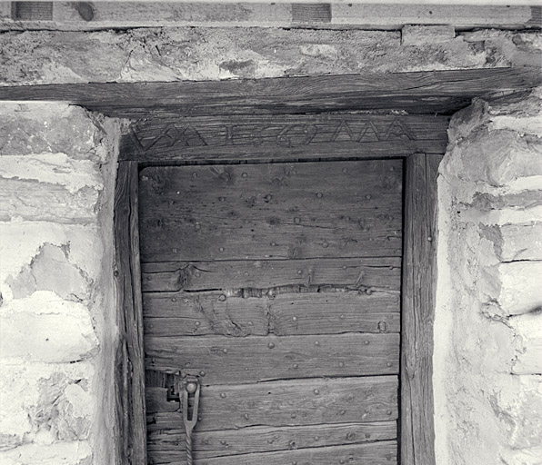 Les Cours. Ferme 562. Inscription sur le linteau de la porte : W 1669 M.