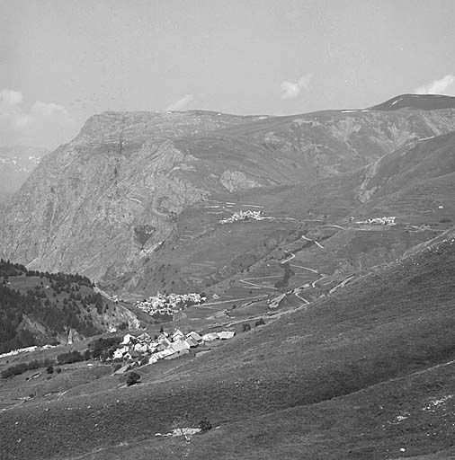 La vallée de la Haute-Romanche. Vue générale prise de l'est. Au premier plan les Cours ; au fond, La Grave et les Terrasses. ; La rive droite de la vallée de la Romanche.