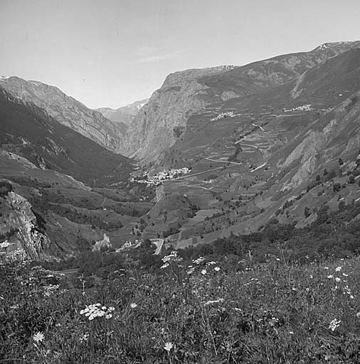 Vallée de la Haute Romanche. Le bourg de La Grave et le village de la Traverse. Vue prise de l'est.