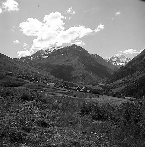 Vue prise du nord-ouest. Au fond le pic du Combeynot et le départ de la vallée d'Arsine.