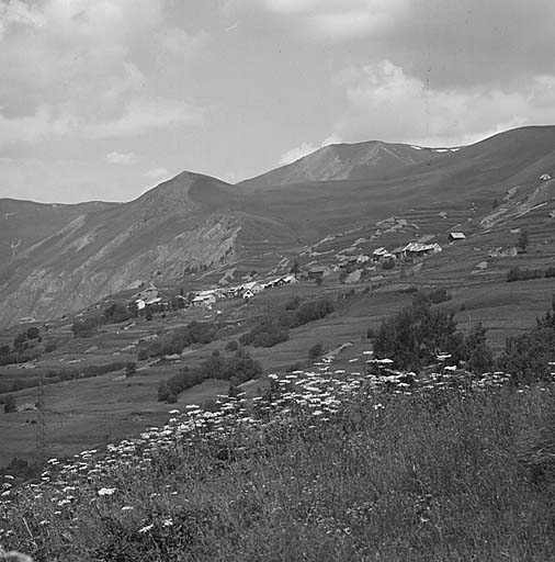 Vue prise du Pied-du-Col. Noter l'étagement du village.