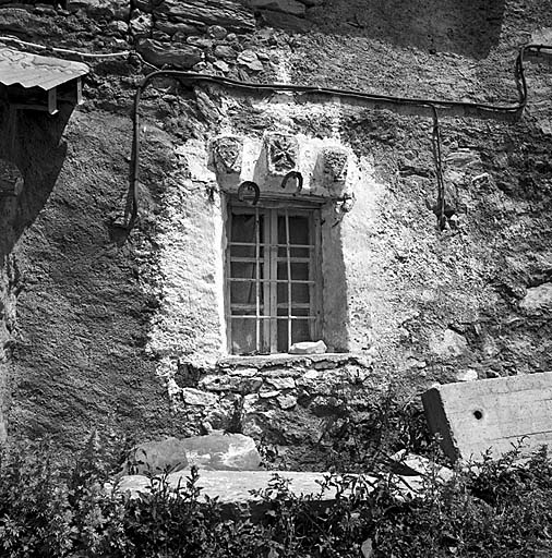Fenêtre de la cuisine. Inscription : L A G J 1929.
