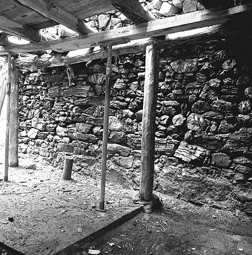 L'écurie. Noter le mode de construction du mur de cette partie en soubassement.