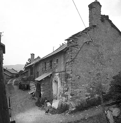 Vue prise de l'est. Noter le pignon à redents et le portch en ressaut sur le mur.