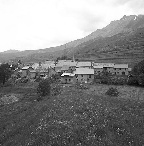 Vue d'ensemble prise du sud-est.