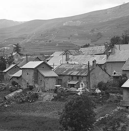 Vue d'ensemble prise du sud-est. Les trois chambres ménagères mitoyenes, à gauche, sont séparées des maisons d'habitation par la rue.