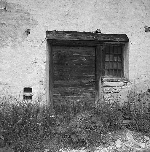 Le Pied du Col. Ferme 471. Porte et fenêtre du corridor avec piédroit unique. ; Porte de corridor au Pied du Col.