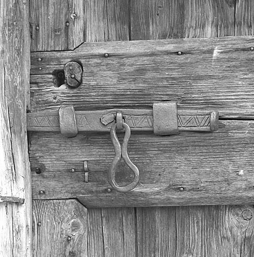 Le Pied du Col. Ferme 679. Le loquet de la porte d'entrée.
