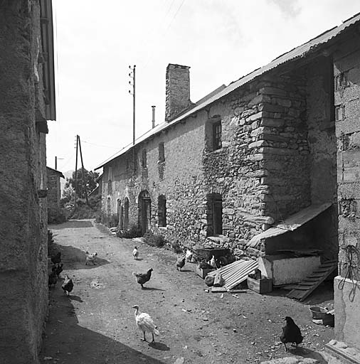 Le Pied du Col. Parcelle 726. Vue d'ensemble prise du sud-est. ; Le Pied-du-Col. Façade d'une maison habitée de façon saisonnière.