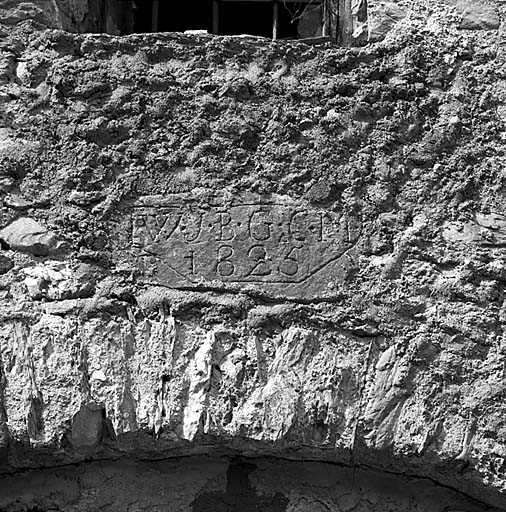 Le Pied du Col. Parcelle 726. Inscription placée au-dessus de la porte d'entrée : W. J. B. G. C. M. / 1825.